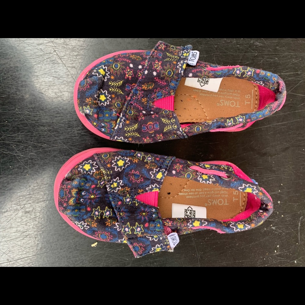 Tom’s tennis shoes